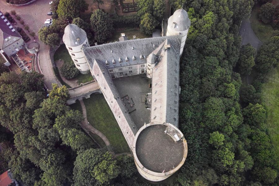 Bildunterzeile: Die Wewelsburg ist Deutschlands einzige Dreiecksburg in heute noch geschlossener Bauweise. (Foto: AirRotorMedia für das Kreismuseum Wewelsburg)